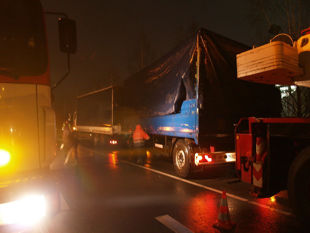 LKW Anhaenger umgekippt Koeln Niehl Geestemuenderstr Industriestr P71.JPG